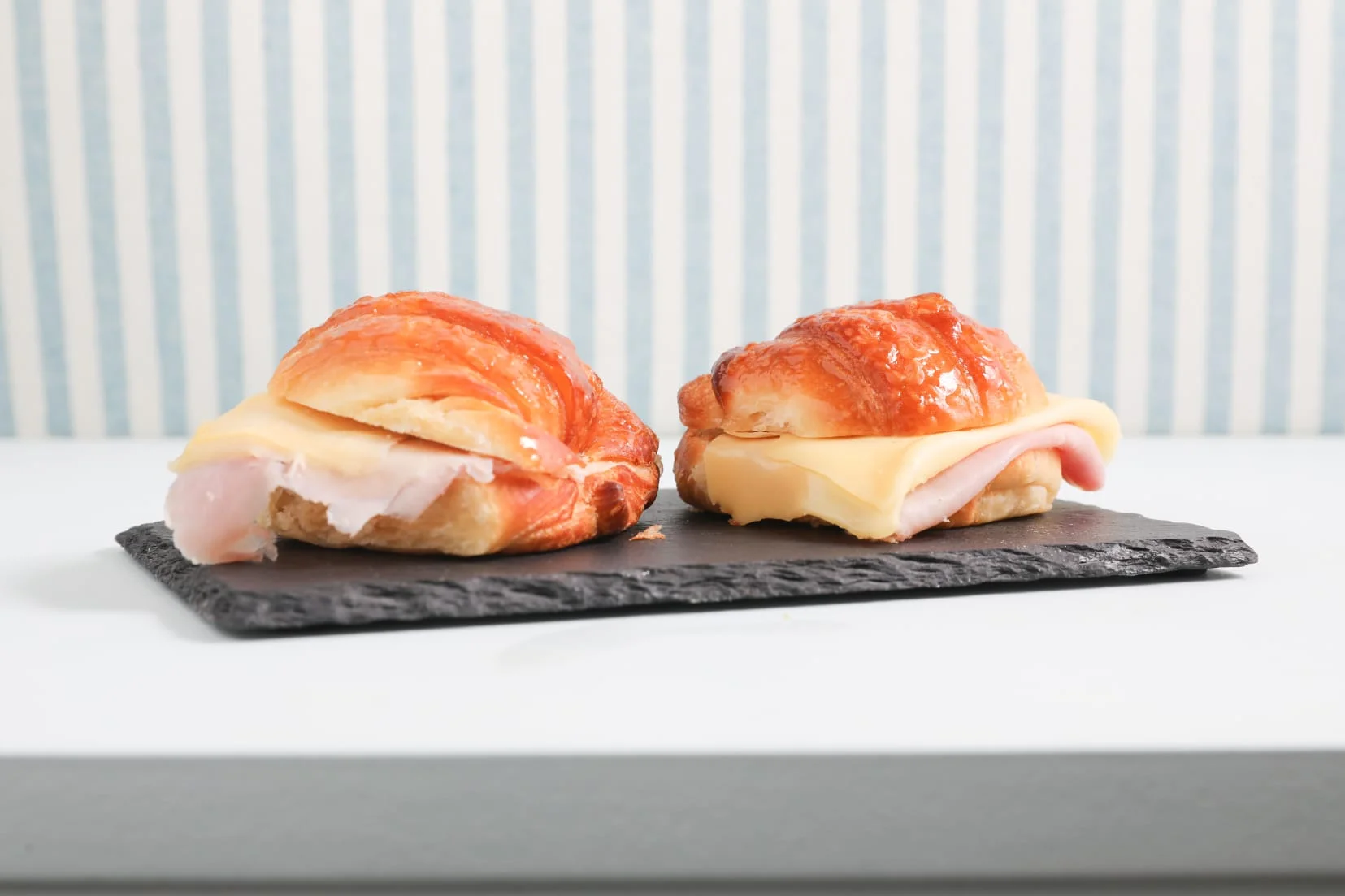Croissant de masa suave y hojaldrada relleno de jamón y queso